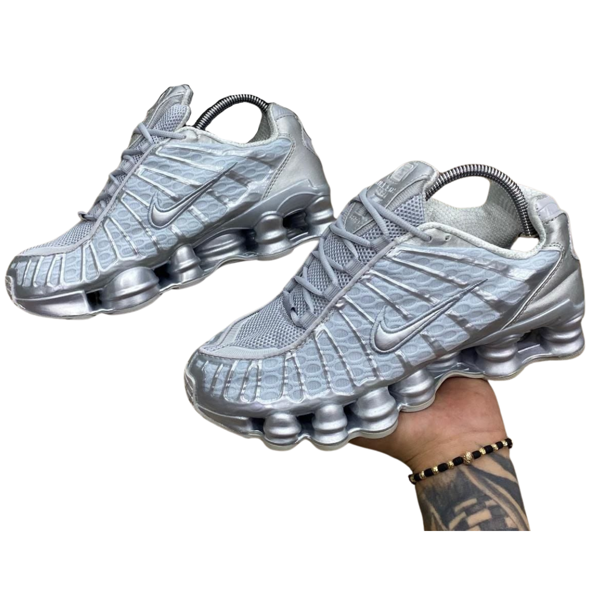 ZAPATILLAS NIKE SHOX GUSANO HOMBRE Si estás buscando las ZAPATILLAS NIKE SHOX GUSANO HOMBRE ,Centrodecompraonline , ofrecenmNike Shox ,  ¿Qué hace especiales las ZAPATILLAS NIKE SHO? Las ZAPATILLAS NIKE SHOX GUSANO HOMBRE seNike Gusano, combina innovación tecnológica con un estilo retro que sigue siendo tendencia entre los entusiastas del calzado deportivo.  Beneficios de las Nike Shox Gusano Amortiguación Shox: El sistema de columnas que caracteriza a las Nike Shox Gusano ofrece una amortiguación de alto nivel, ideal para caminar o realizar actividades físicas. Estilo único: Las Zapatillas Gusano se distinguen por su diseño robusto y suelas elevadas, perfectas para quienes buscan destacar con un estilo urbano y deportivo. Variedad de colores: Desde las clásicas Nike Gusano Blancas hasta las versiones en negro y gris, estas zapatillas se adaptan a cualquier look. Modelos Destacados de ZAPATILLAS NIKE SHOX GUSANO HOMBRE En Onlineshoppingcenterg, encontrarás los modelos más populares de ZAPATILLAS NIKE SHOX GUSANO HOMBRE, ideales tanto para uso diario como para actividades físicas. Además, puedes combinar estas zapatillas con otras colecciones de Nike como las Nike Humara o las Nike Tailwind.  Nike Shox Gusano Blancas Las Nike Gusano Blancas son una opción ideal si buscas un modelo versátil que combine con todo. Su color limpio y su diseño icónico las convierten en una de las favoritas entre los usuarios que buscan estilo y comodidad.